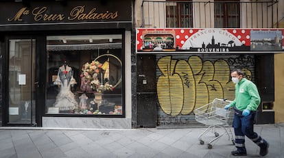 Dos tiendas cerradas, a finales de abril, en Sevilla.