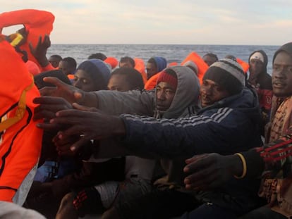 De barco pesquero a rescatar refugiados y migrantes