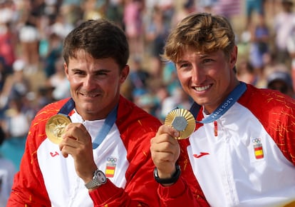 Los ganadores del primer oro para España, Diego Botin y Florian Trittel, posan con las medallas de oro en vela cosechadas este viernes.