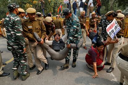 La policía detiene a activistas del ala juvenil del principal partido opositor del Congreso de la India durante una protesta que exige la renuncia del ministro del Interior, Amit Shah, en Nueva Delhi (India).