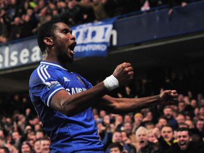 Etoo celebra el gol que le dio la victoria al Chelsea ante el Liverpool.