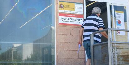 Una persona entra a una oficina del SEPE en Madrid, en julio.
