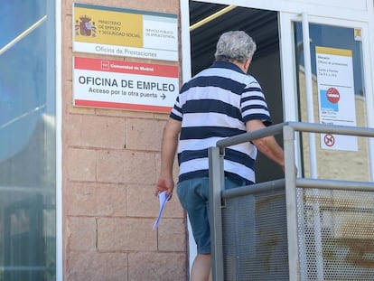 Una persona entra a una oficina del SEPE en Madrid, en julio. 