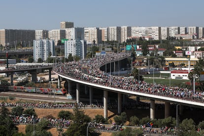 Miles de peregrinos abandonan el Parque del Tajo tras la misa oficiada por el Papa este domingo en la JMJ en Lisboa. 
