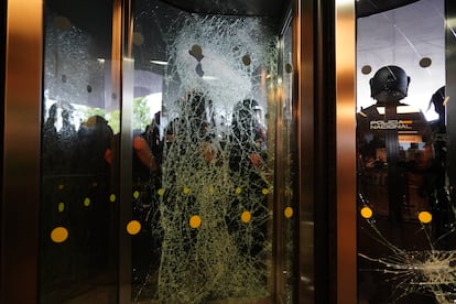 Cristales dañados por los ganaderos en la Delegación Territorial de la Junta de Castilla y León en Salamanca, el lunes.