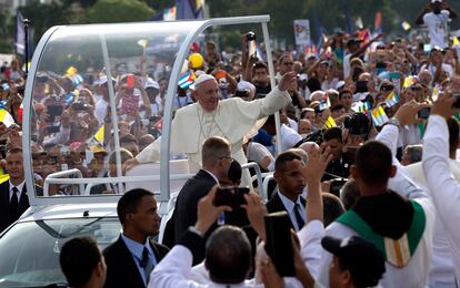 A bordo del papamóvil, Francisco realizó un recorrido entre la multitud congregada en el lugar, antes de la ceremonia religiosa.