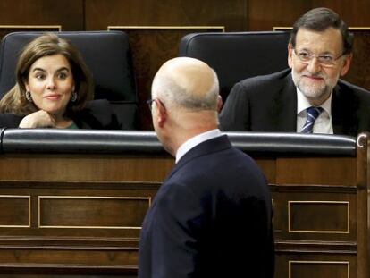 Josep Antoni Duran i Lleida pasa por delante de Rajoy y Sáenz de Santamaría de camino a su escaño.