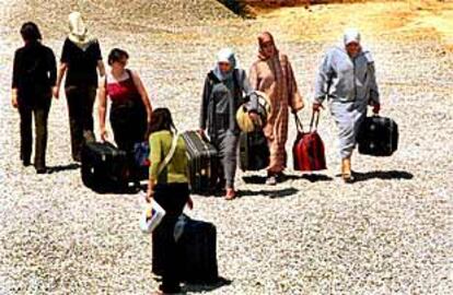 Algunas de las mujeres marroquíes, ayer a su llegada a Térmens.