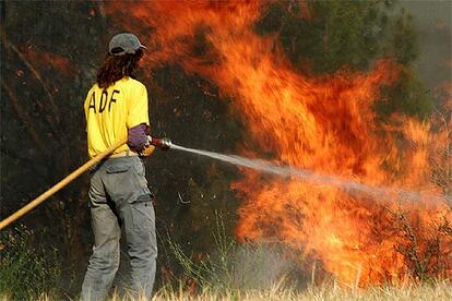 Un voluntario lucha contra el fuego en la comarca de Bages.