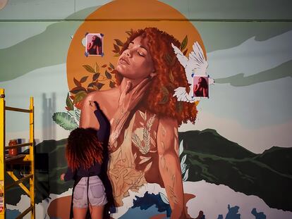 Una de las integrantes trabaja en el mural "Lava, cuida y protege".