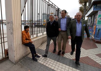 El secretario general de Vox, Javier Ortega Smith, en el centro, se cruza con un menor inmigrante en Melilla el pasado viermes.