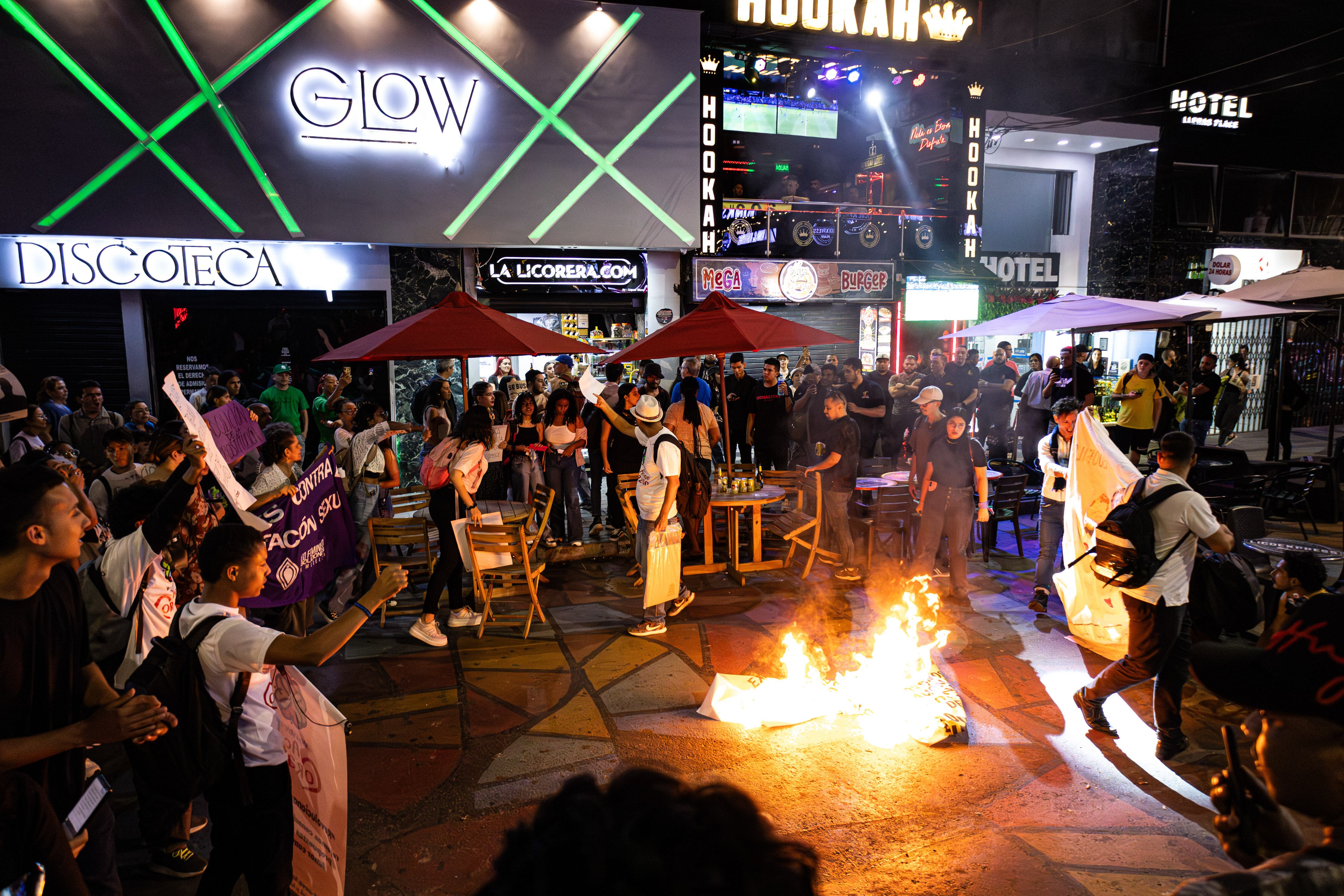 Personas protestan contra la explotación sexual de menores frente a bares nocturnos en Medellín, el 9 de abril.