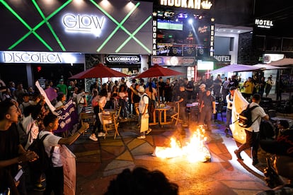 Personas protestan contra la explotación sexual de menores frente a bares nocturnos en Medellín, el 9 de abril.