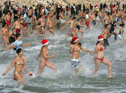 Decenas de bañistas se meten en el agua en la playa del Miracle de Tarragona.