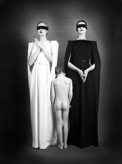 'Sesión de estudio para Consol Tura', fotografía tomada en Barcelona, en 1976, perteneciente a la serie 'El arte de ser cosa'. 
