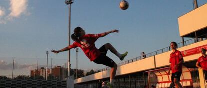 Una jugadora del Rayo Vallecano hace una chilena en un entrenamiento.