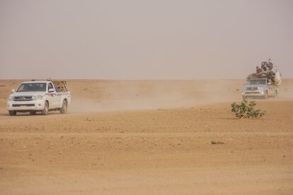 Los convoyes de todoterrenos llegan a Agadez procedentes de Libia con migrantes retornados a bordo. Antes, los migrantes viajaban encima de las mercancía de los camiones, pero últimamente su modo para ir y venir ha ido derivando en las pick-ups.