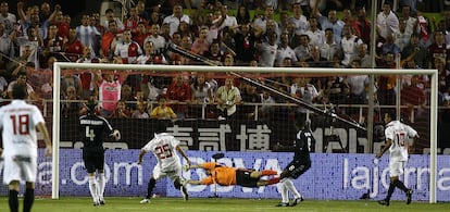 Parada de Casillas en el Sevilla-Madrid de 2009.