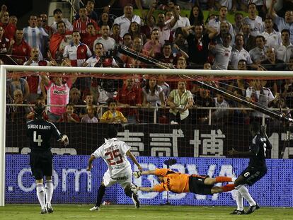 Parada de Casillas en el Sevilla-Madrid de 2009.