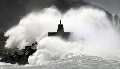 Vista de las olas rebasando el espigón de la localidad guipuzcoana de Zumaia, donde se ha decretado la alerta naranja por olas de hasta siete metros.