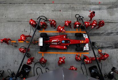 Bailando bajo la lluvia. Un triunfo en unas condiciones delicadísimas le coloca líder en el GP de Malaysia, 25 de marzo de 2012. Imagen de una parada en boxes.