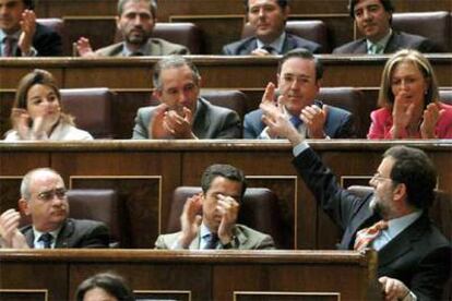 Rajoy agradece los aplausos de sus compañeros de partido tras intervenir en la sesión de control.