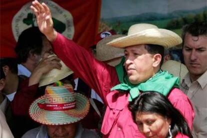 El presidente venezolano, Hugo Chávez, saluda en un acto al sur de Porto Alegre del Movimento de los Sin Tierra.