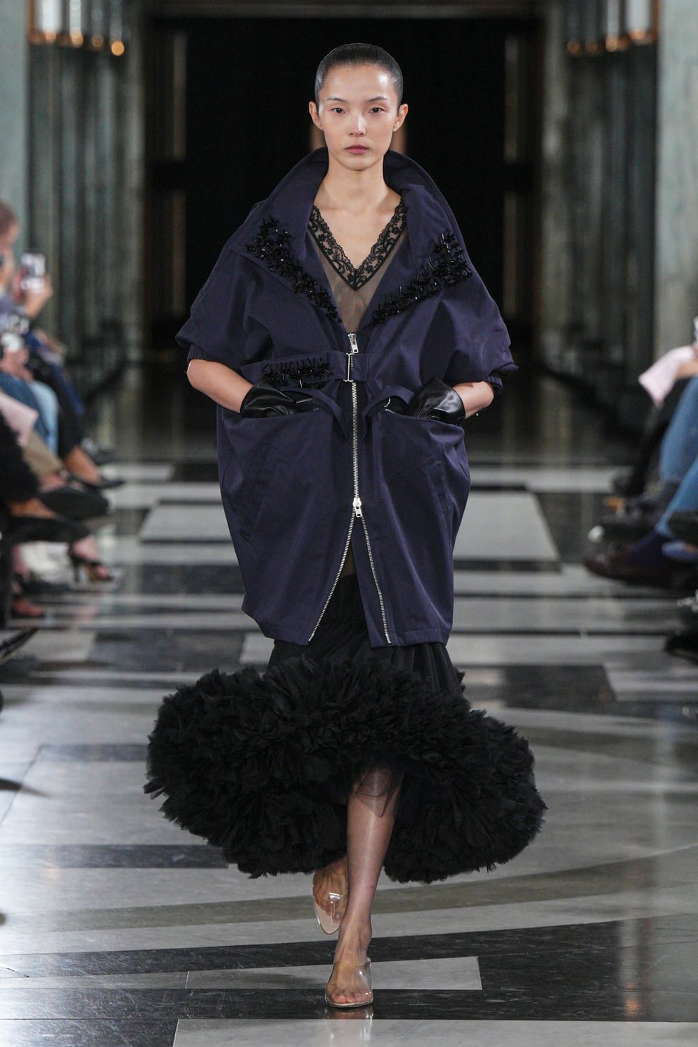 La moda que abraza en Simone Rocha