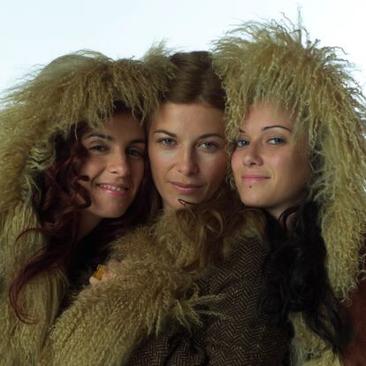 Las Ketchup, o sea, Lola, Pilar y Lucía, posan para una imagen promocional de los MTV Europe Music Awards celebrados en Barcelona en 2002.