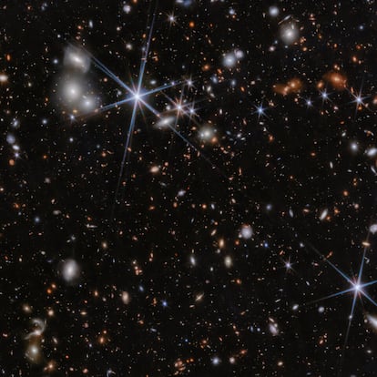 Esta imagen muestra el entorno del sistema galáctico ZS7, tomada por el telescopio 'James Webb'.