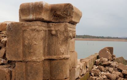 Capiteles de la iglesia románica de Cenera de Zalima, en el embalse de Aguilar de Campoo (PAlencia)