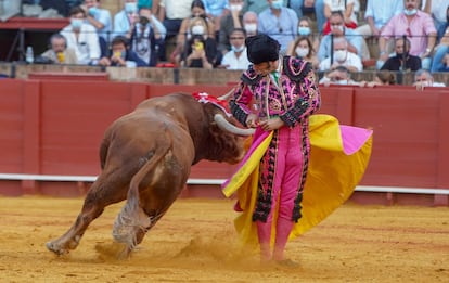 Media verónica de Morante a toro al que cortó las dos orejas.