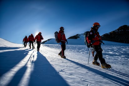 Los exploradores militares descienden el pico Charles junto al biólogo Jorge Gallardo, en los Montes Ellsworth. 