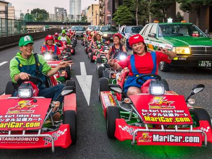 Un grupo de turistas conducen 'go-karts' vestidos de personajes de 'Mario Kart'.