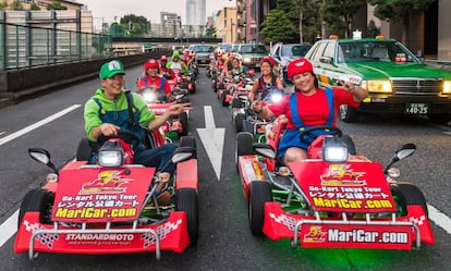 Un grupo de turistas conducen 'go-karts' vestidos de personajes de 'Mario Kart'.