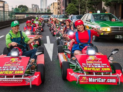 Un grupo de turistas conducen 'go-karts' vestidos de personajes de 'Mario Kart'.