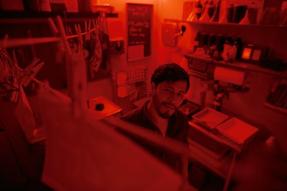El actor Harold Torres interpreta a Santiago un fotógrafo de nota roja de Ciudad de México.