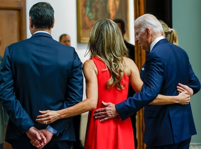 El presidente del Gobierno, Pedro Sánchez, y su esposa, Begoña Gómez, reciben al presidente de Estados Unidos, Joe Biden, a su llegada a la cena celebrada el miércoles en el Museo del Prado. El menú de la Cena Euroatlántica consistió en un plato principal compuesto de espaldita de cordero cocinada a baja temperatura con puré de limón, elaborado por el chef José Andrés, fundador de la ONG World Central Kitchen y premio Princesa de Asturias de la Concordia por el trabajo realizado en favor de los afectados por crisis humanitarias.