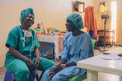 El consejero del departamento de salud mental de Médicos sin Fronteras en el hospital Sokoto Noma, Funke Adagboyega, conversa con Aisha L., una superviviente de 45 años, antes de su cirugía. Esta agricultora del Estado de Yobe, al noreste de Nigeria, recuerda que era una niña cuando le salió una herida en la boca. En poco tiempo, parte de los labios se le cayeron. Tras la operación, Aisha se siente más segura al conocer gente nueva y socializar. Está orgullosa de ser un ejemplo. "Cualquier persona con noma que me vea querrá venir al hospital y recibir tratamiento", afirma.