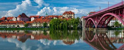 Puente sobre el río Drava en Maribor, Eslovenia.