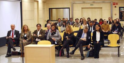 El secretario general de Manos Limpias, Miguel Bernad (cuarto por la izquierda), en el banquillo de la Audiencia Nacional durante el juicio en que también se acusa al líder de Ausbanc, Luis Pineda, y otras nueve personas.