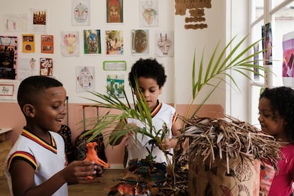Alumnos con una de las obras que ellos mismos crearon como parte de la celebración de la semana afroindígena.