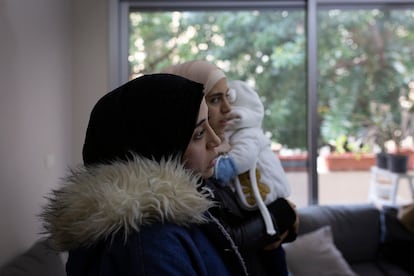 Basma y Nour (nombres ficticios) acuden a la Asociación Bárbara Nassar porque el padre de ambas sufre un cáncer de colon y necesitan medicamentos. A parte de las medicinas, buscan bolsas de ostomía que su padre lleva pegadas al abdomen para recolectar sus heces.
Las jóvenes denuncian que las bolsas no se encuentran en el mercado y se ven obligadas a reutilizarlas.