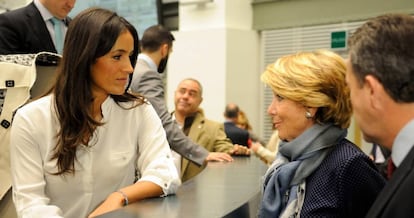 Bego&ntilde;a Villac&iacute;s (izquierda) y Esperanza Aguirre en el pleno. 