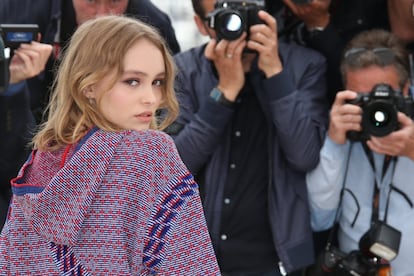 Lily-Rose Depp posa para los fotógrafos durante la presentación de la película 'La Danseuse' ('El bailarín') en el 69º festival internacional de cine de Cannes.