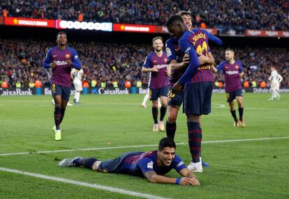 Luis Suárez, en el suelo, celebra su tercer gol.