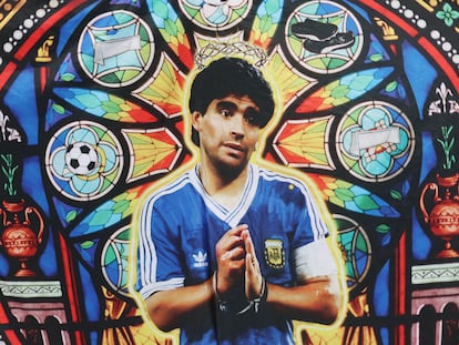Una bandera con la imagen de Maradona, desplegada durante el partido mundialista entre Argentina y Arabia Saudí.