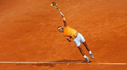 Nadal sirve durante la final contra Zverev, este domingo en Roma.