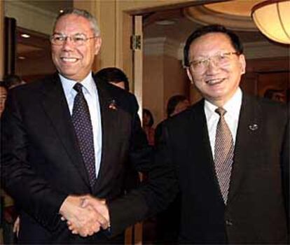 Colin Powell y Tang Jiaxuan.