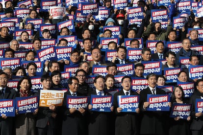 El líder del principal partido opositor de Corea del Sur, el Partido Democrático, Lee Jae-myong, y miembros del partido participan en una manifestación contra el presidente del país en la Asamblea Nacional, este miércoles.